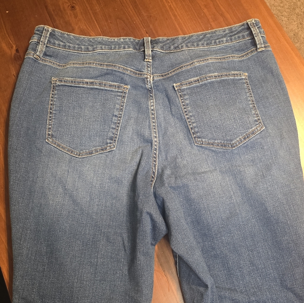 Ava & Viv Women's 18W Distressed Blue Jean Denim Capris - Picture 8 of 10